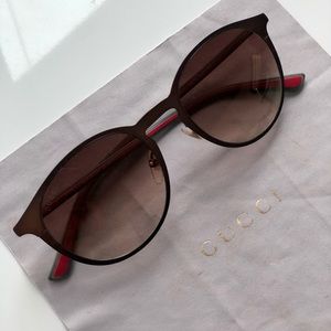 Classic GUCCI sunglasses with case